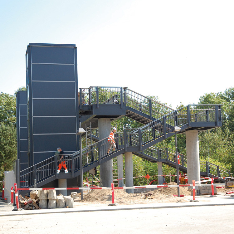 Glumsø Station. Gangbro, trappe- og elevatortårn