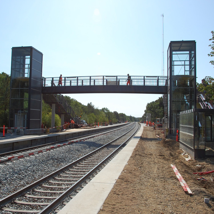 Glumsø Station. Gangbro, trappe- og elevatortårn