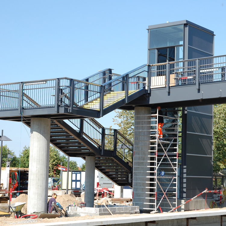 Glumsø Station. Gangbro, trappe- og elevatortårn