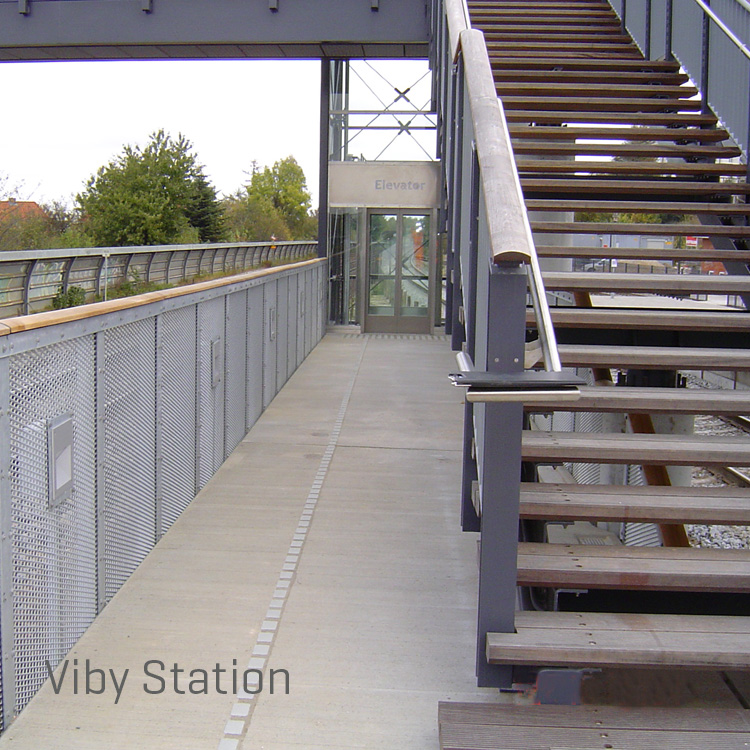 Elevatortårn, trapper og gangbro Viby Station