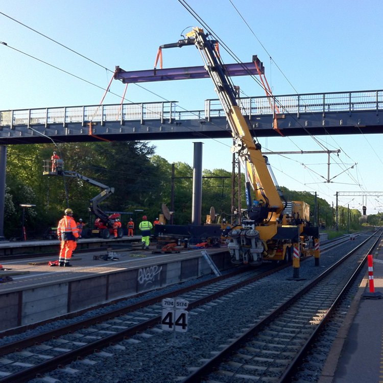 Hellerup Station, gangbro og trappetårne