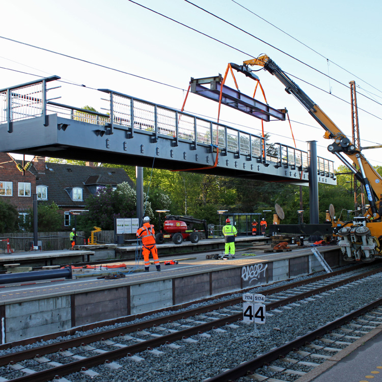 Hellerup Station, gangbro og trappetårne